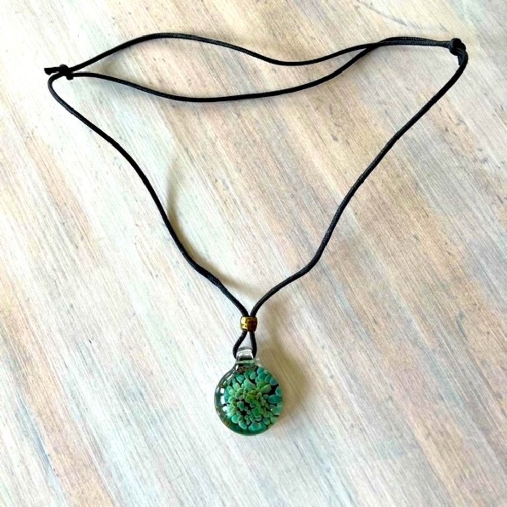NWOT Green Flower Fused Glass Necklace. NEVER Been Worn ❤️